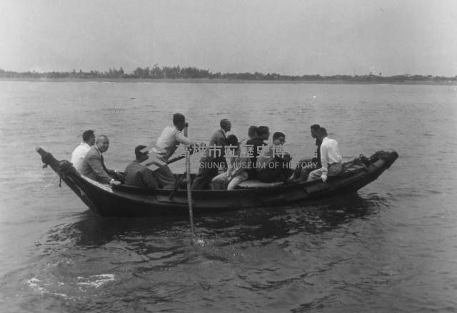 王局長等在外海乘舢舨前往光隆輪藏品圖，第1張