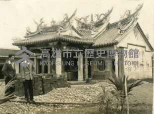 日光照相館創辦人張仁葵與林姓友人於早期辰峰寺建築藏品圖，第1張