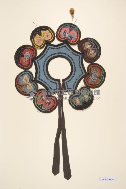 五彩緞地八卦型彩繡圍涎藏品圖，第1張