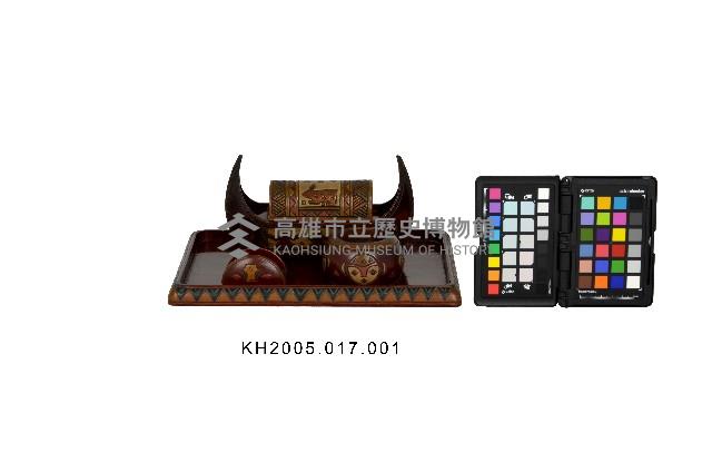 木雕彩繪原住民圖紋煙具組（四方形托盤、船型煙盒、圓型煙灰缸、半圓型火柴架）藏品圖，第3張