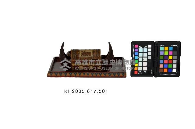 木雕彩繪原住民圖紋煙具組（四方形托盤、船型煙盒、圓型煙灰缸、半圓型火柴架）藏品圖，第4張