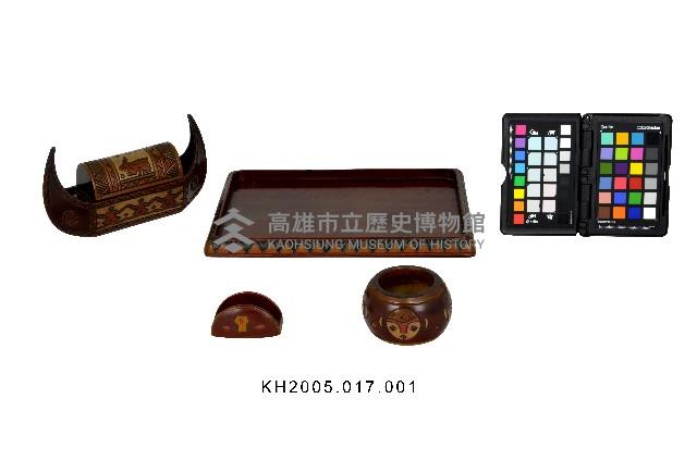 木雕彩繪原住民圖紋煙具組（四方形托盤、船型煙盒、圓型煙灰缸、半圓型火柴架）藏品圖，第5張