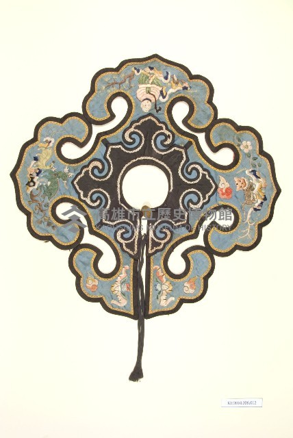 藍緞地如意雲型彩繡圍涎藏品圖，第1張
