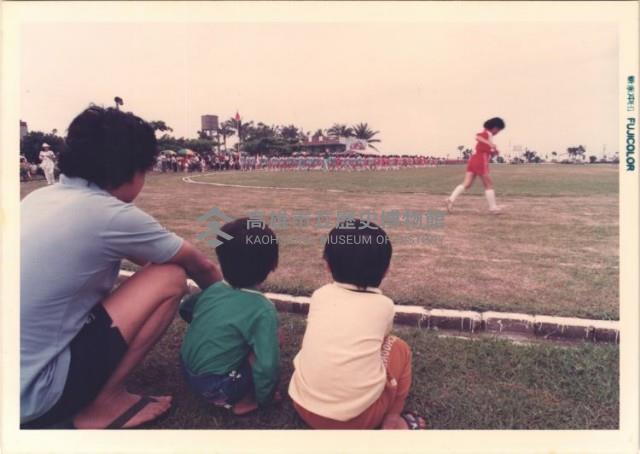 高雄市小港區鳳鳴國民小學學校暨社區聯合運動會－場邊觀看學生進場藏品圖，第1張
