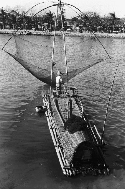 愛河捕魚情景-2藏品圖，第1張