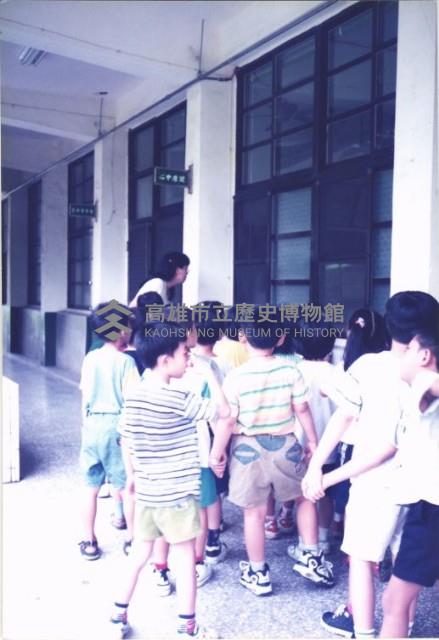 老師帶新生參觀健康中心藏品圖，第1張