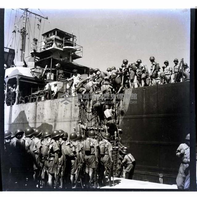 陸戰隊到高雄港13號碼頭下船時藏品圖，第1張