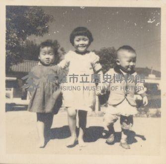張永香、張春香、張永政三姊弟於屋前馬路旁合影藏品圖，第1張