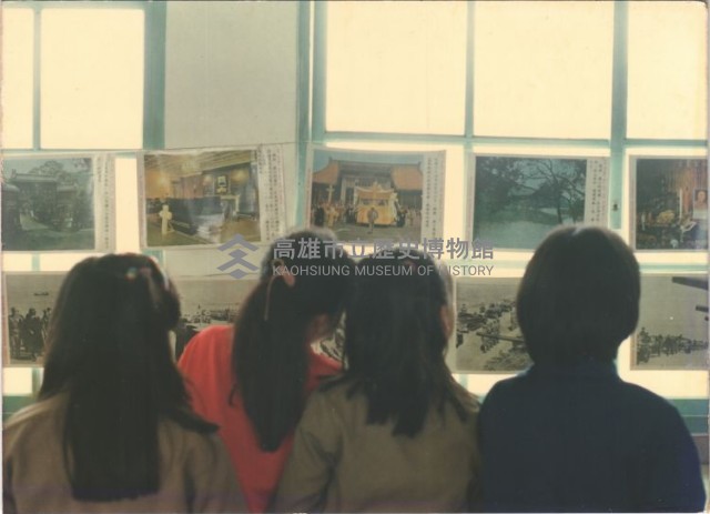 學生觀看先總統 蔣公照片展覽藏品圖，第1張