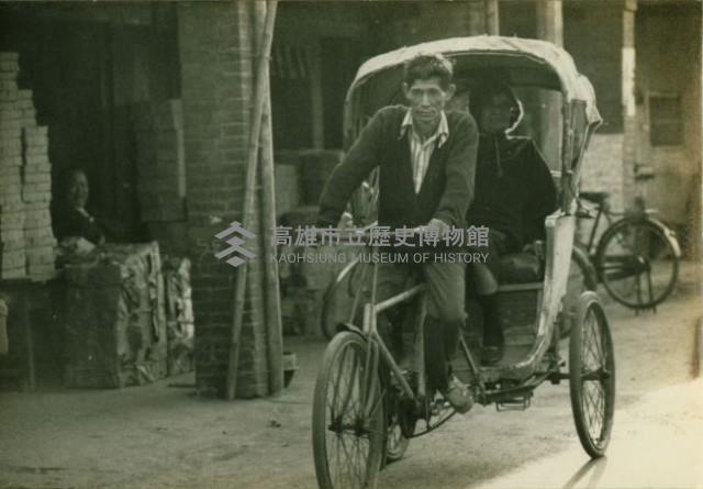 行駛街頭的三輪車-楠梓藏品圖，第1張