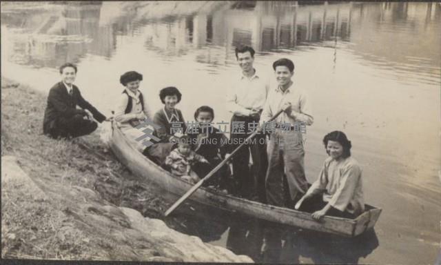 張仁堂、張瓊梅及其友人等八人於水邊划舟合影藏品圖，第1張