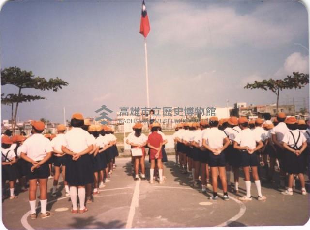 學生於集合場聆聽專題演講藏品圖，第1張