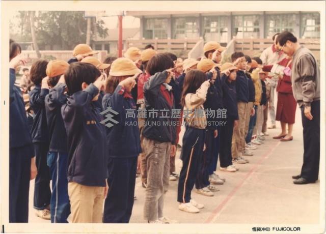學生升旗敬禮校長致意藏品圖，第1張