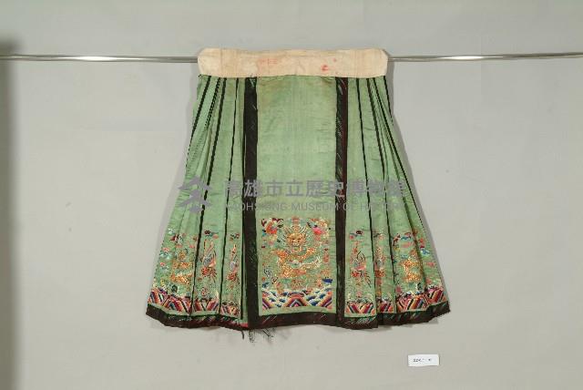 青綠緞地立水龍鳳紋彩繡馬面裙藏品圖，第1張