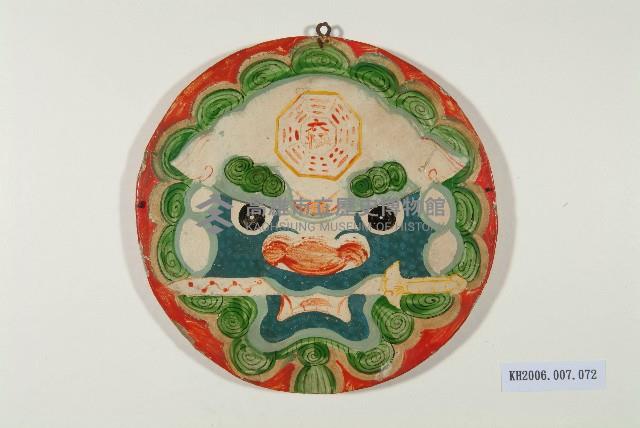 紅底彩繪圓形劍獅獸牌藏品圖，第1張