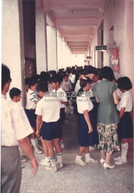 師生於走廊集合藏品圖，第1張