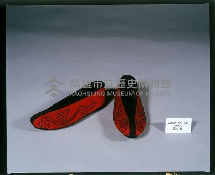 三吋卷草紋繡花鞋藏品圖，第1張