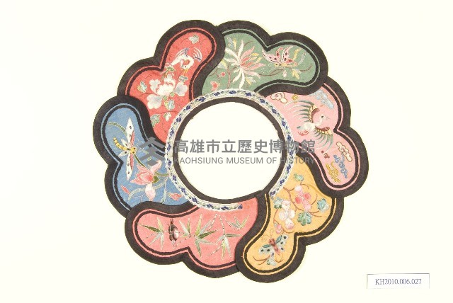 五彩緞地花型彩繡圍涎藏品圖，第1張