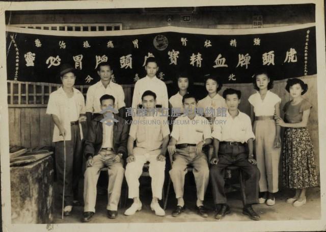 40年代的江湖賣藝團體藏品圖，第1張