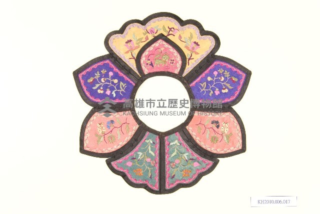 五彩緞地蓮花型彩繡圍涎-1藏品圖，第1張