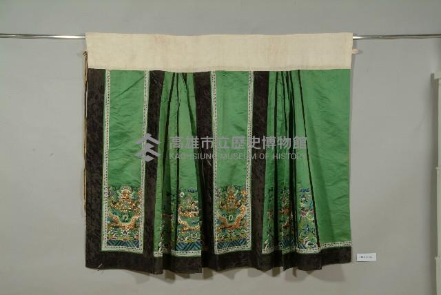 青綠緞地立水龍鳳紋彩繡馬面裙藏品圖，第1張