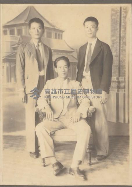 張連有及友人於室內風景牆前合影藏品圖，第1張