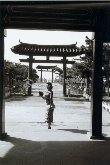 高雄市忠烈祠拜殿前的旗袍女性-3藏品圖，第1張
