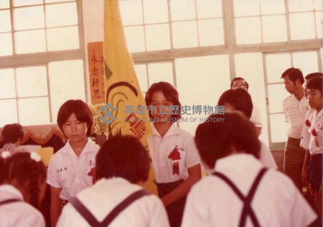 畢業生舉旗手接受學生致意藏品圖，第1張