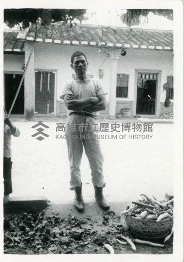 三合院前埕人像照片藏品圖，第1張