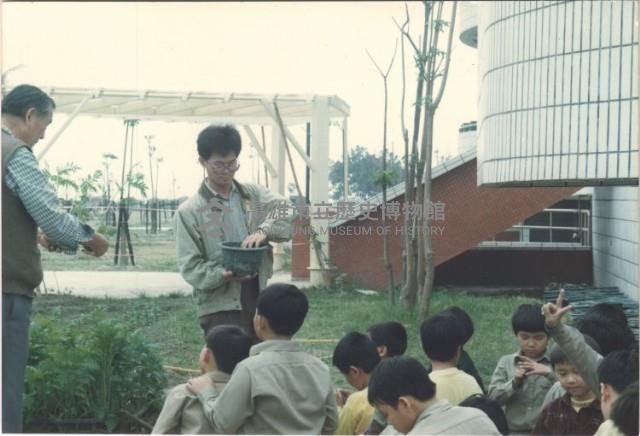 老師講解盆栽種植藏品圖，第1張