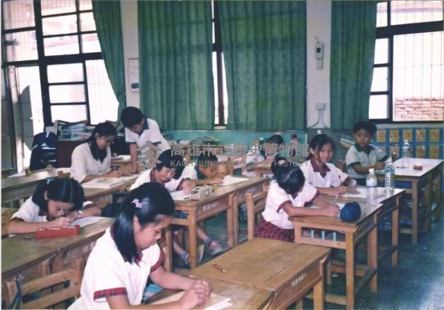 1990至2000年代學生上課情形藏品圖，第1張