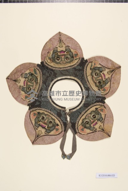 粉紫緞地蟠桃造型彩繡圍涎藏品圖，第1張