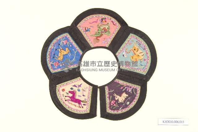 五彩緞地花瓣型彩繡圍涎藏品圖，第1張