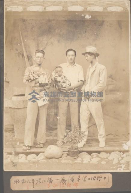 張連有和嬰兒張仁廣及友人合影藏品圖，第1張