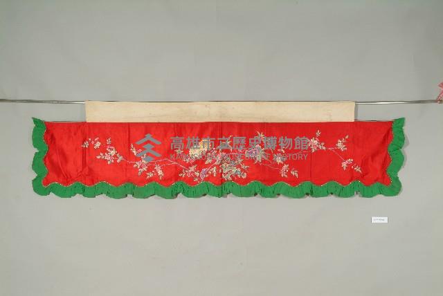 紅緞地梅菊彩繡帳簾藏品圖，第1張