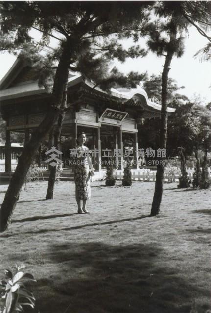 高雄市忠烈祠拜殿前的旗袍女性-2藏品圖，第1張