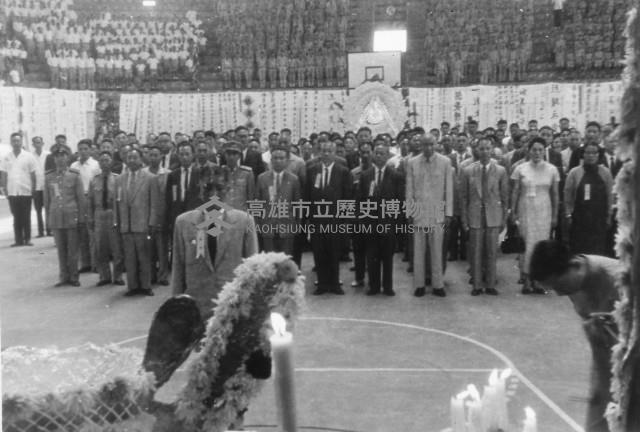 高雄市長陳啟川率個屆代表致敬藏品圖，第1張