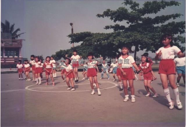 1970至1980年代學生跳土風舞藏品圖，第1張