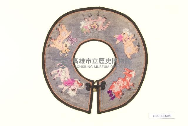 灰綢地圓形彩繡圍涎藏品圖，第1張