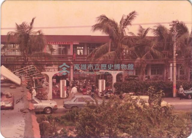 七十一學年度學校暨社區運動會－校門口參與人潮盛況藏品圖，第1張