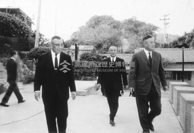 臺灣省政府主席陳大慶由陳處長陪同蒞高雄港視察藏品圖，第1張