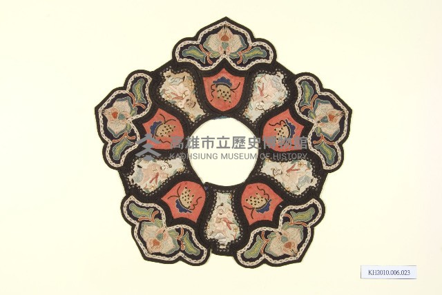 五彩緞地花形彩繡圍涎藏品圖，第1張
