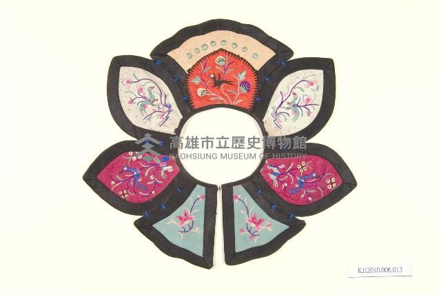 五彩緞地複瓣造型彩繡圍涎藏品圖，第1張