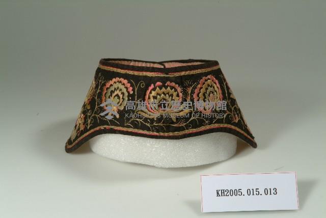 黑棉地花卉彩繡眉勒藏品圖，第1張