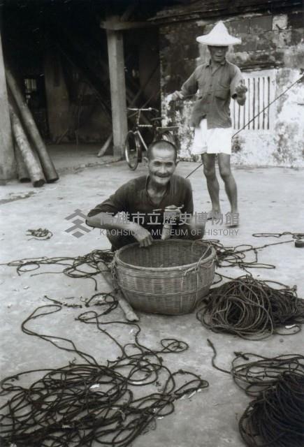 整理繩索的男性藏品圖，第1張