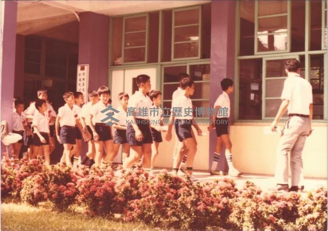 老師帶隊畢業生經過教室藏品圖，第1張