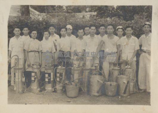 屋堂前空地合影藏品圖，第1張