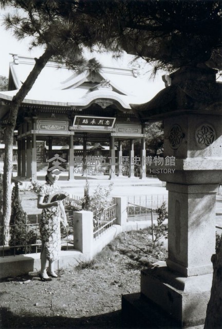 高雄市忠烈祠拜殿前的旗袍女性-1藏品圖，第1張
