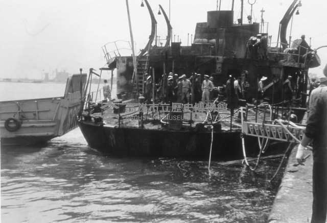 海軍小型登陸艇協助拖船工作藏品圖，第1張