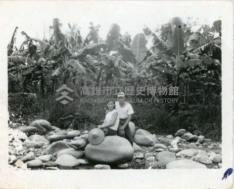 日光照相館創辦人張仁葵與張劉添妹夫妻兩人於香蕉園前合影藏品圖，第1張